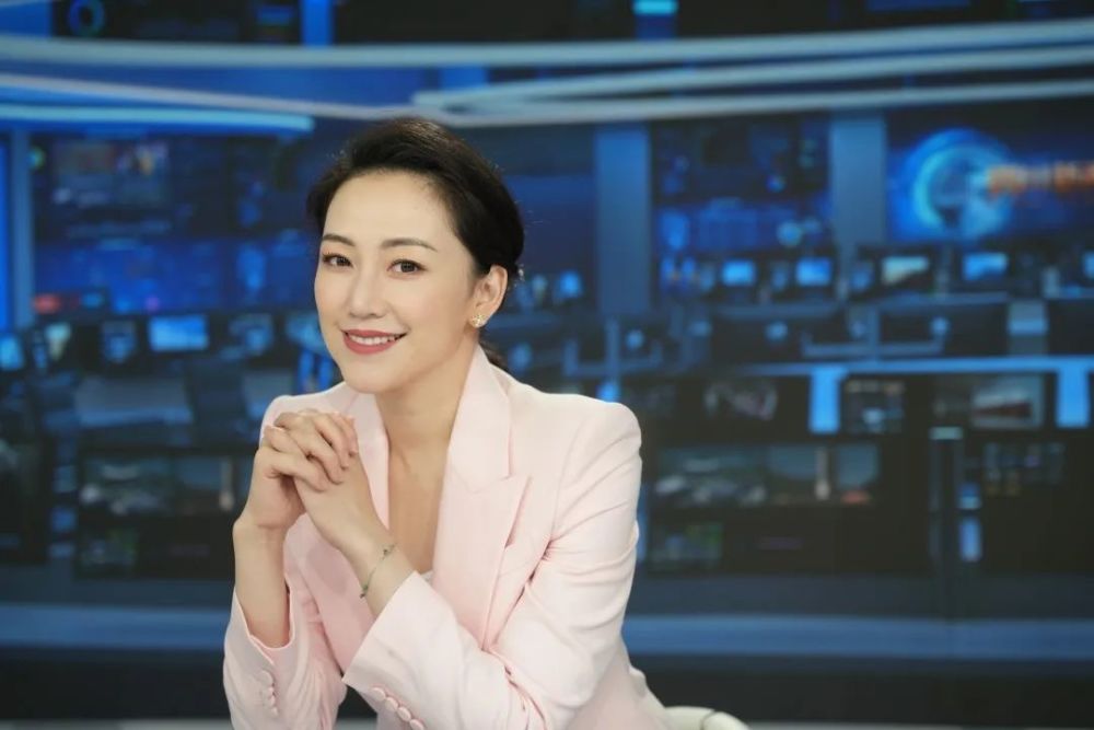 李丹作为四川卫视《四川新闻联播》主持人和四川省视协新媒体专委会