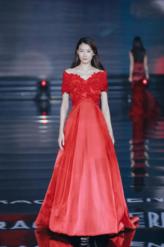 长宁的高级时装品牌GRACECHEN获颁“北京时装周”时尚大奖！