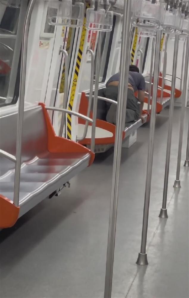 男子车厢爬行“学狗叫”吓跑乘客，杭州地铁：他有精神疾病史002011盾安环境