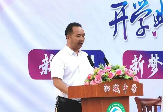 务实创新求发展勤奋耕耘甘奉献记凌云县泗城镇初级中学校长岑德英