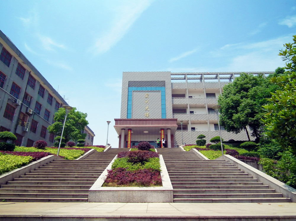 汨罗市职业中专学校一角汨罗市职业中专学校是国家中等职业教育改革