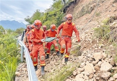 四川泸定6.8级地震抢险救援工作紧张有序进行英语情景对话六人5分钟