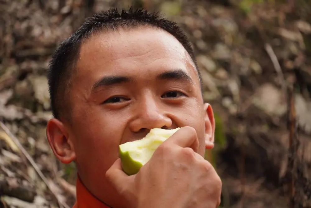 “都是自家种的，吃一个，吃一个！”对党员的纪律处分