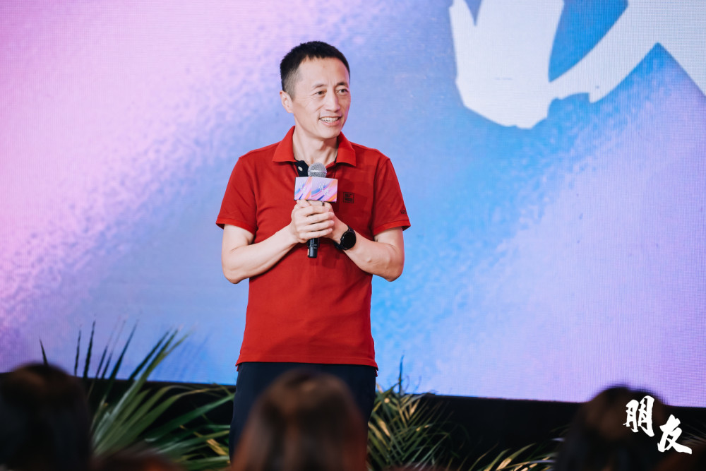 从“活下去”到“看到微光” 郁亮：市场缓慢恢复是波浪式变化_腾讯新闻