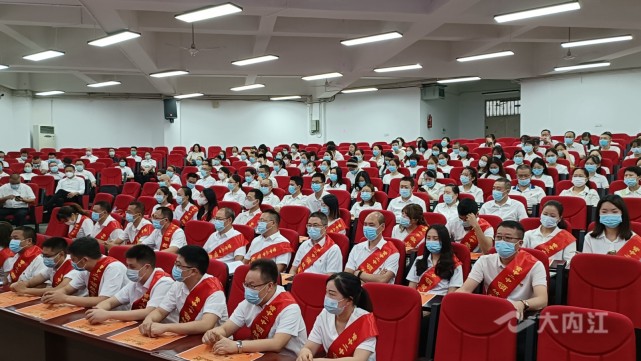 资中二中表彰表扬184名先进个人_腾讯新闻