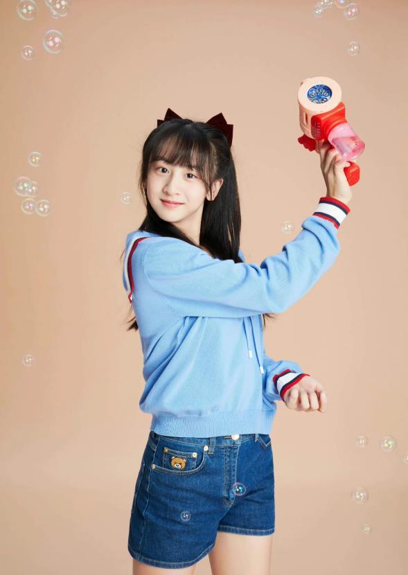 田亮一家户外照曝光!14岁女儿森碟出镜,网友:很漂亮没长歪