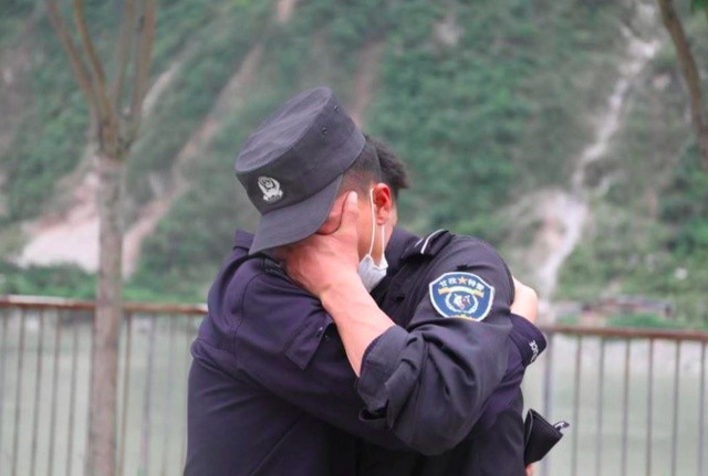 四川特警救出3人得知爸爸妹妹遇难,回家料理后事继续救援:失去至亲的