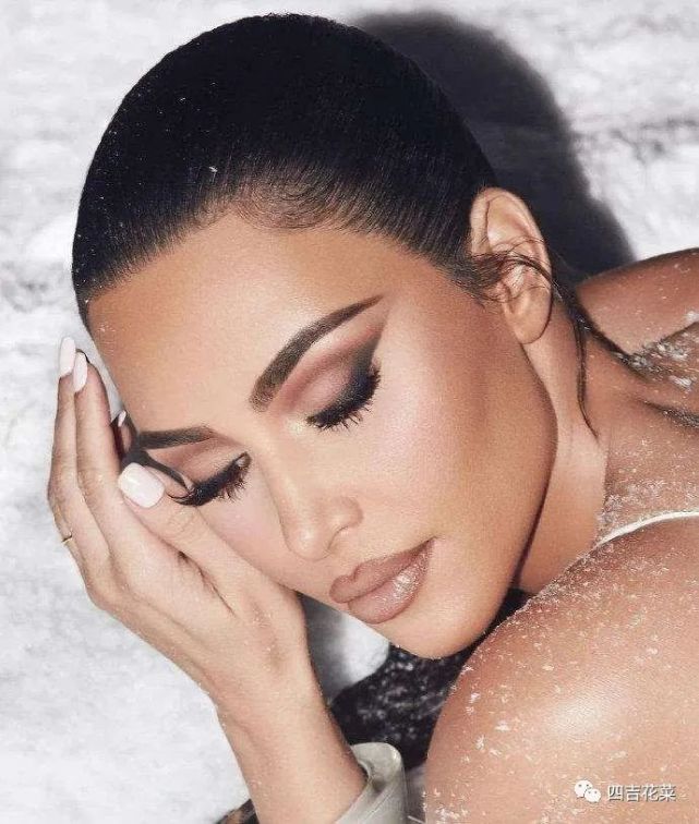 金卡戴珊变"白眉道长",星条旗下郁郁寡欢,似在倾诉"美国梦"