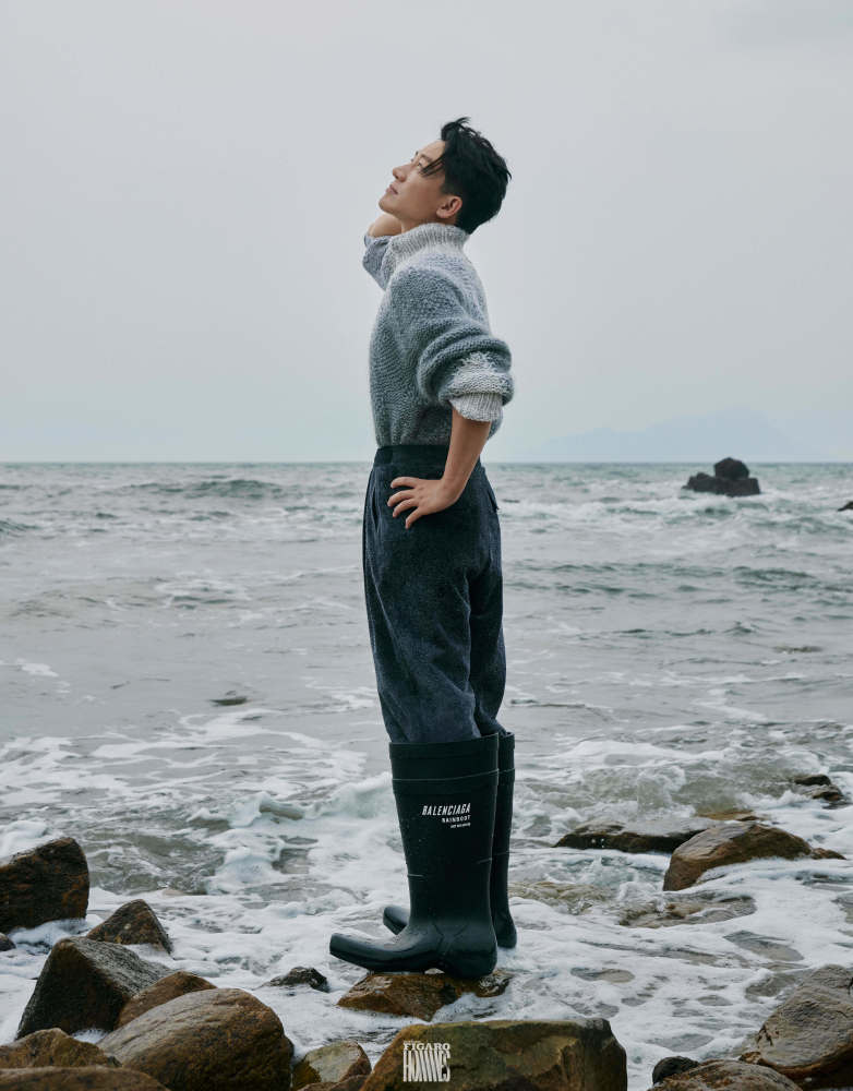 黄轩登费加罗男士九月刊海岸间彰显秋日冷冽质感