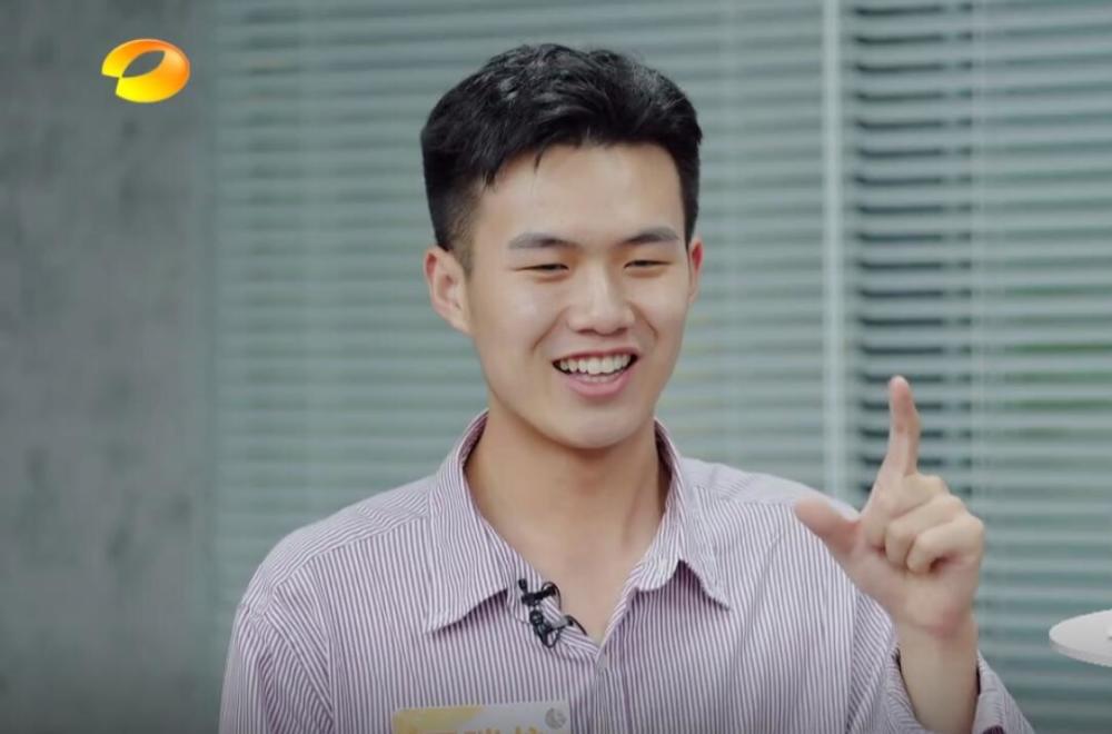 何玥婷,她虽然不想当主理人,但她非常情绪化,和主理人刘申豪之间动不