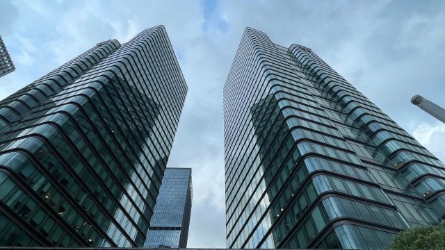 其中,与"日月同辉"一路之隔,由德国gmp建筑师事务所设计的udc时代大厦