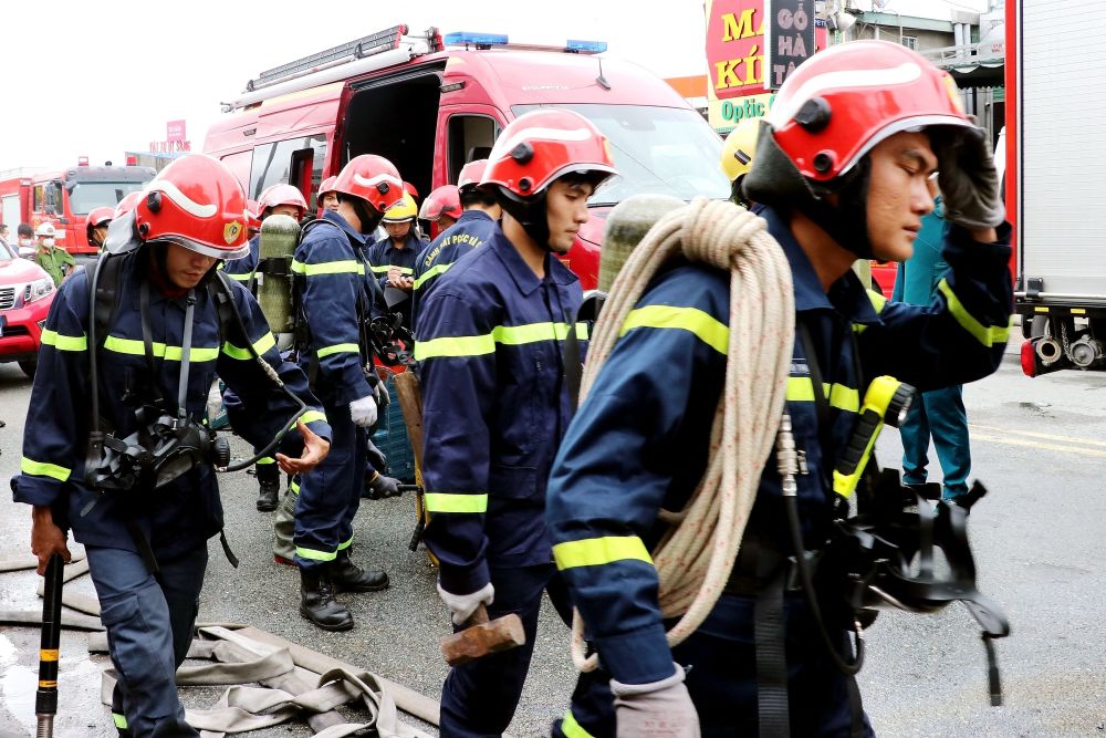 这张越南通讯社提供的照片显示,9月7日,消防员在越南平阳省发生火灾的