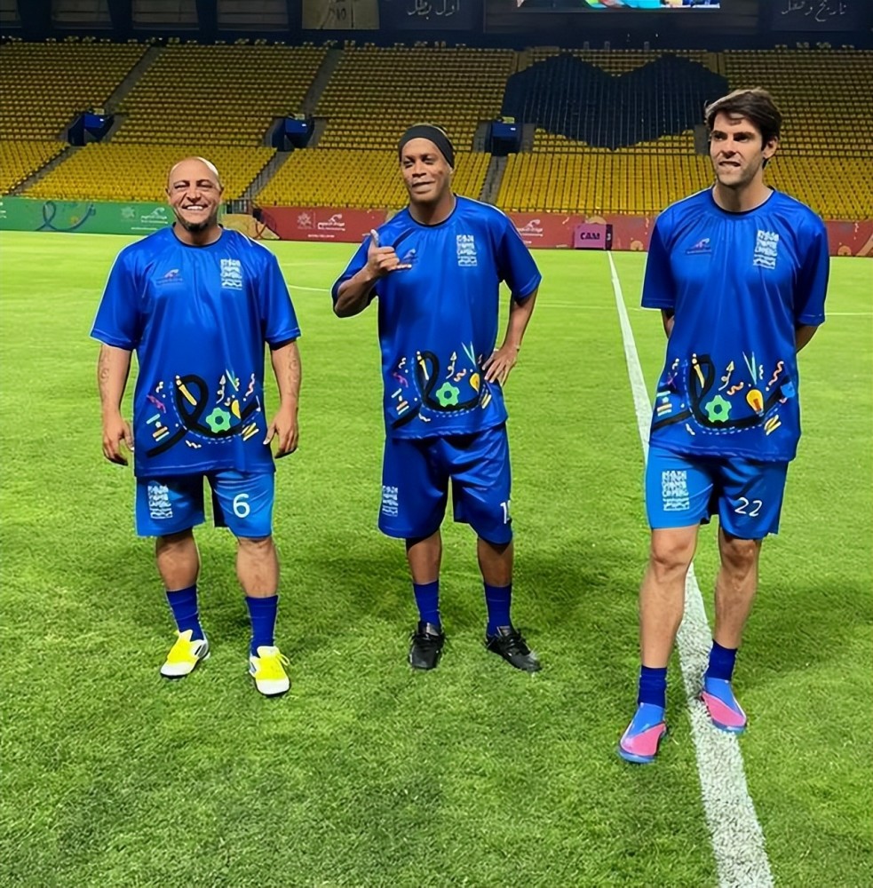 46岁罗纳尔多合影42岁小罗,加起来有400斤大罗反而显年轻_腾讯新闻