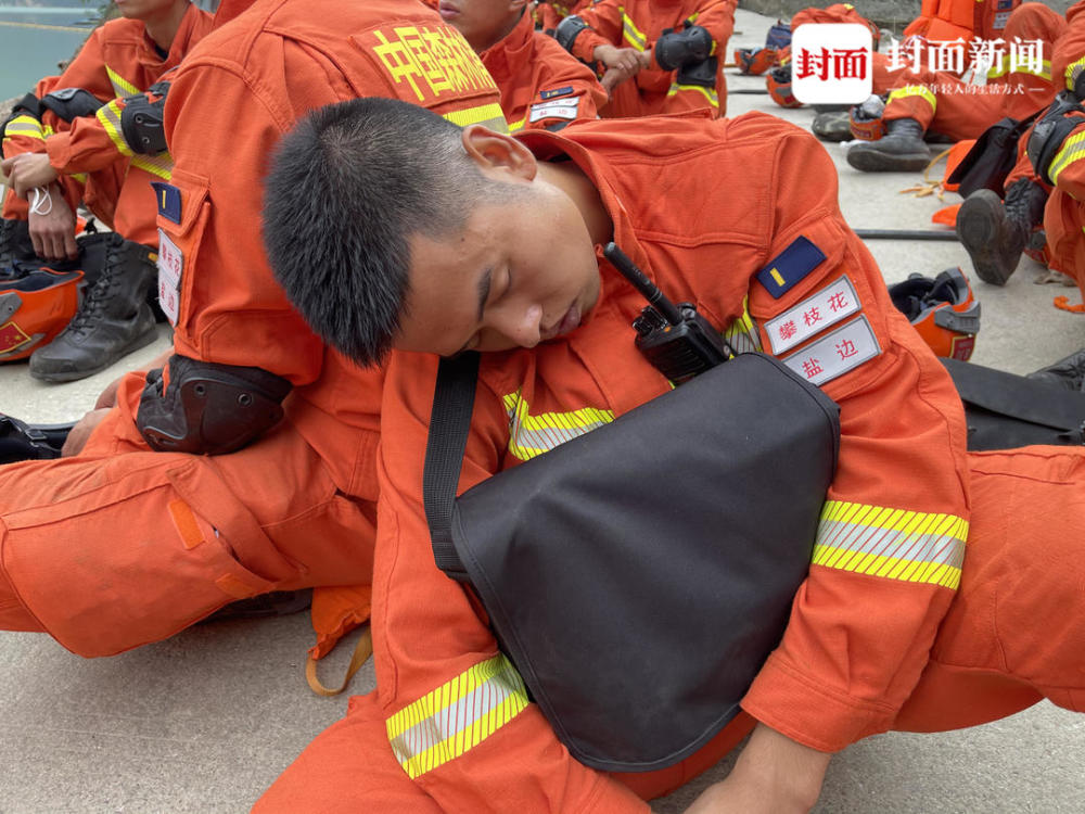 連續搜救後 森林消防員們席地而眠|瀘定