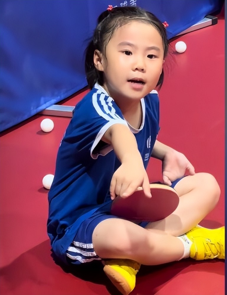 王楠6岁女儿练到瘫坐,郭斌心疼背笑笑回家,楠姐羡慕:背我吧_腾讯新闻