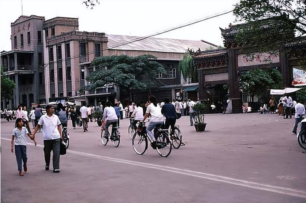 80年代开封老照片:东大街,自由路,老胡同,中山路,龙亭公园_腾讯新闻