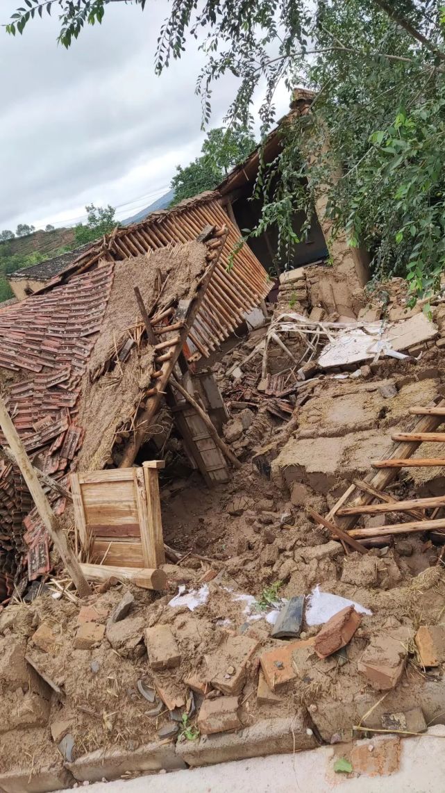 临洮:通村道路所致村民房屋坍塌
