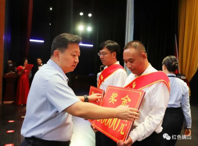 【聚焦】确山:教师节!鲜花和奖金送给可爱的你们