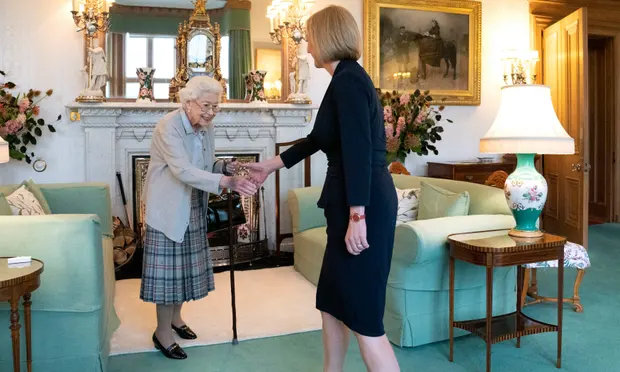 英国女王被证实身体状况堪忧在接受医疗监护！刚刚任命新首相