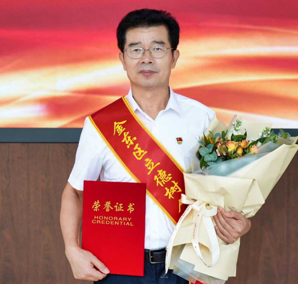 童国强是金东区光南中学校长,高级教师,浙江省初中语文特级教师.