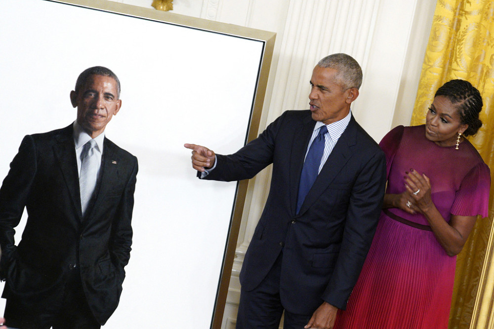 奥巴马夫妇重返白宫出席肖像揭幕式，拜登做了特朗普没做的事000703ST光华