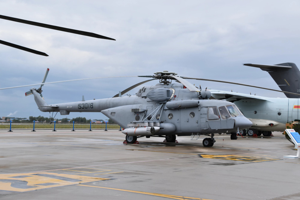 图片:我军米-171sh直升机机身侧面的干扰弹发射装置.