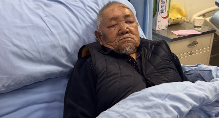 老人由直升机从泸定县得妥镇湾东村转至磨西镇后被立即送往甘孜州人民