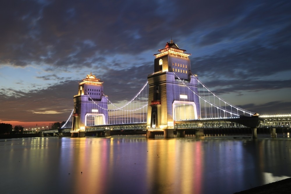 城市夜景,也凸显出古城的独特魅力华灯初上,霓虹闪烁,扬州城灯火辉煌