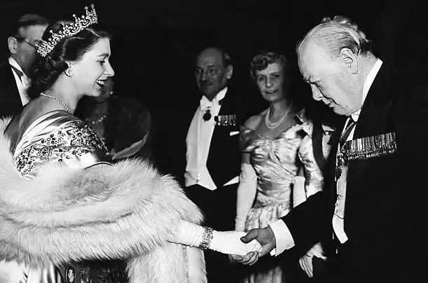 英女王伊丽莎白二世去世，英国新首相特拉斯在唐宁街外发表讲话自热黄焖鸡米饭怎么弄