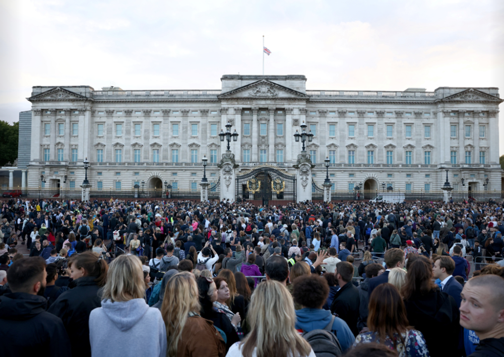 英媒：女王去世后白金汉宫降半旗，民众聚集在门前唱起国歌
