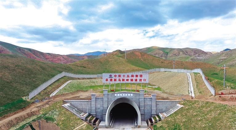 兰张三四线铁路新乌鞘岭隧道进口段顺利贯通