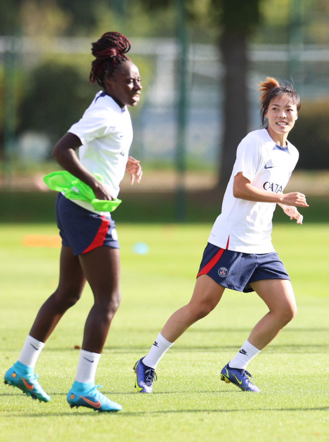 (体育)李梦雯参加巴黎圣日耳曼女足赛前训练