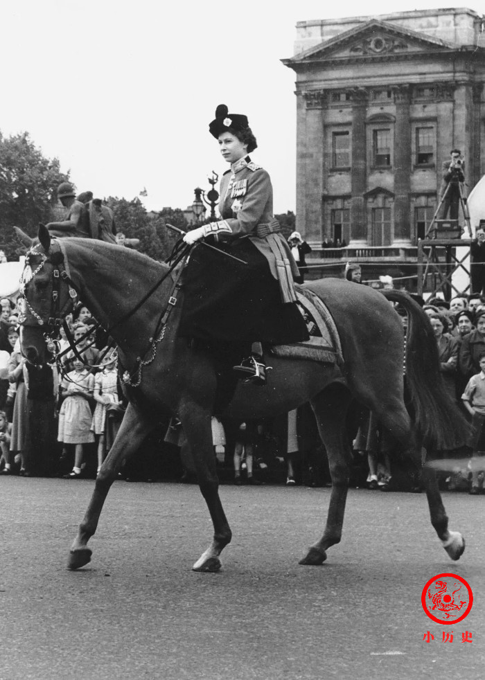 伊丽莎白二世的加冕典礼于1953年6月2日在威斯敏斯特教堂举行.