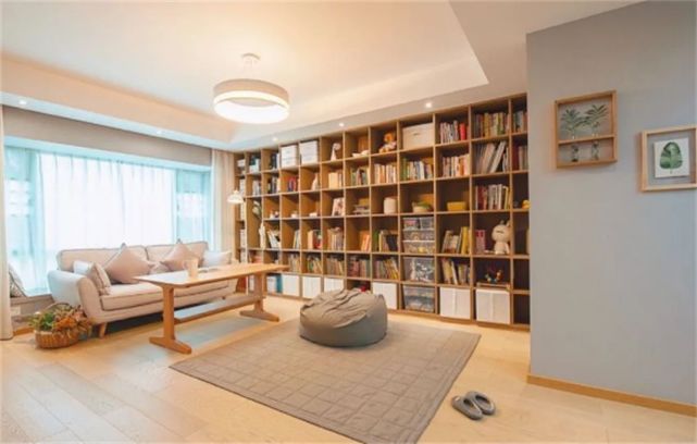 摆放上沙发和书桌,将客厅打造成家庭书房,提高空间利用率, 也让家里多