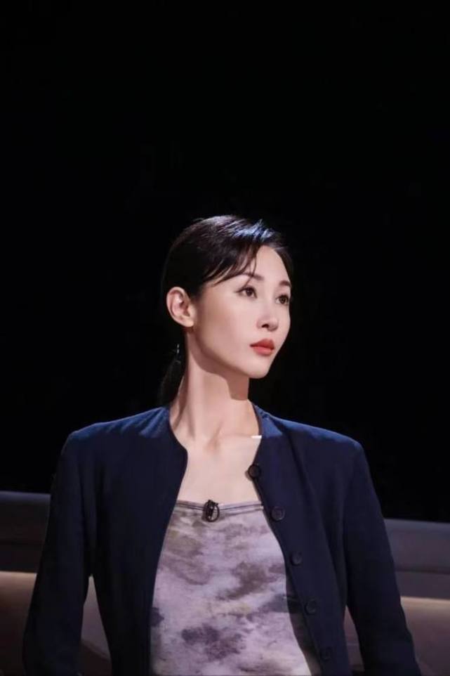 "浪姐"朱洁静疑似恋情曝光 与男子亲密搂肩约会