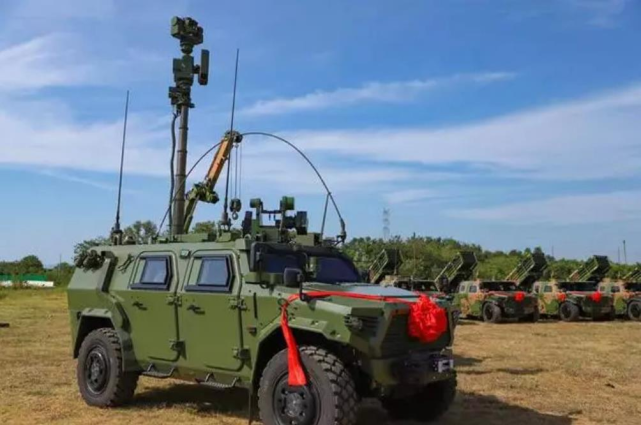 9门制的轻高机火箭炮连编制,极大地增强了轻型合成旅炮兵的火力.