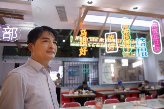 哈灵面馆创始人周亮宇采访结束,当得知9月9日是晚报93岁生日时,周亮宇