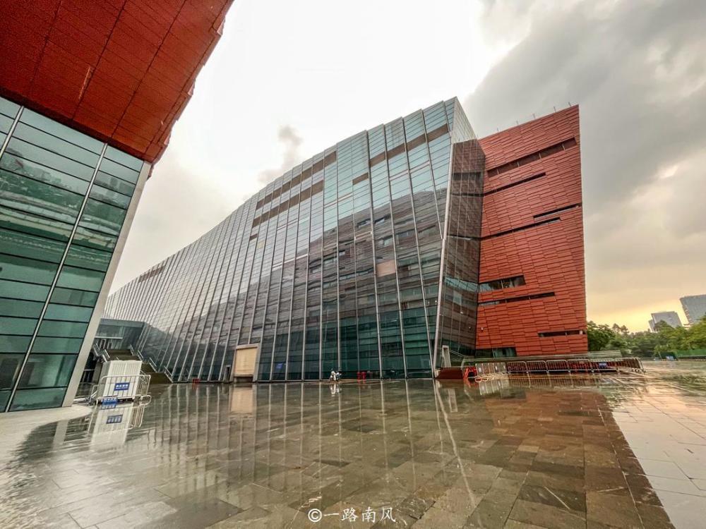 广州白云区地标建筑外表气派非凡距离地铁站大约400多米