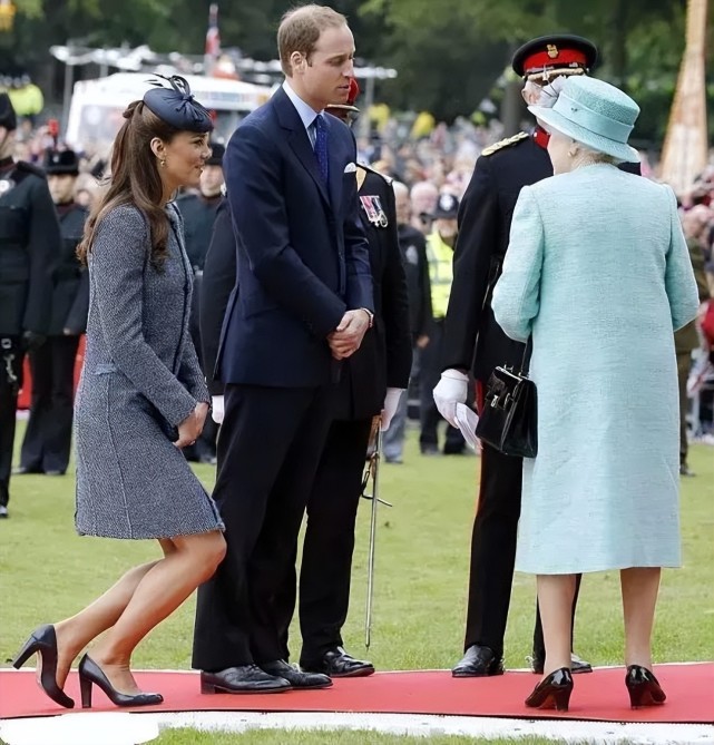 英国王室的"屈膝礼:不但费膝盖,还费女王的肩膀