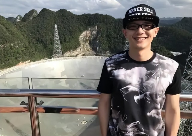 朱洁静驾百万豪车郊游,不避嫌当众喂食男友,获对方搂肩超甜蜜