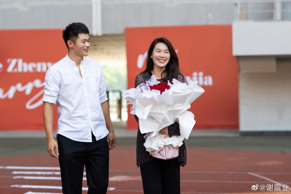 谢震业在田径场求婚 未婚妻是他的初恋 相恋11年 曾是跳远一姐 腾讯新闻