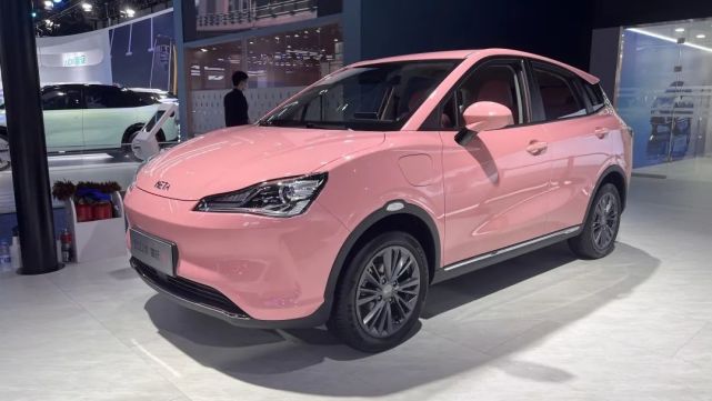 在10台车型中,大部分还是采用一种灰调的"莫兰迪粉",这种更淡的粉色给