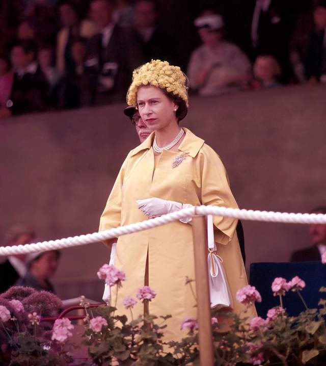 英国伊丽莎白二世女王生命中的96年都藏在了96张照片里_腾讯新闻