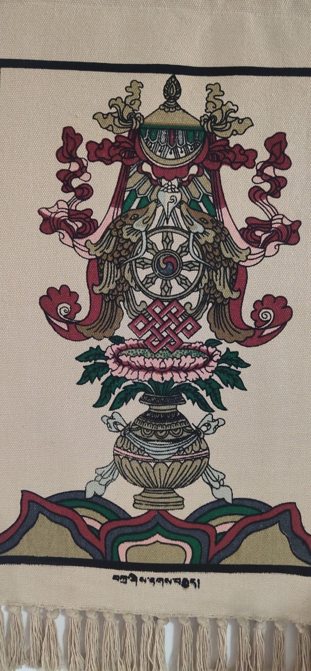 在一间小商铺,看中一个挂毯,绣着宗教图案,于是向店员请教,说是苯教的