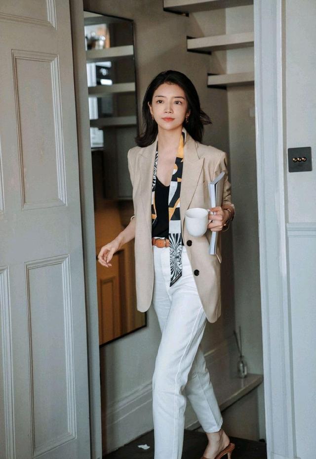 1,正式干练一,西装外套的风格定位每次在穿衣搭配时,都需要根据自己