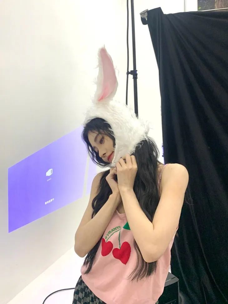 鞠婧祎兔子装跳舞图片