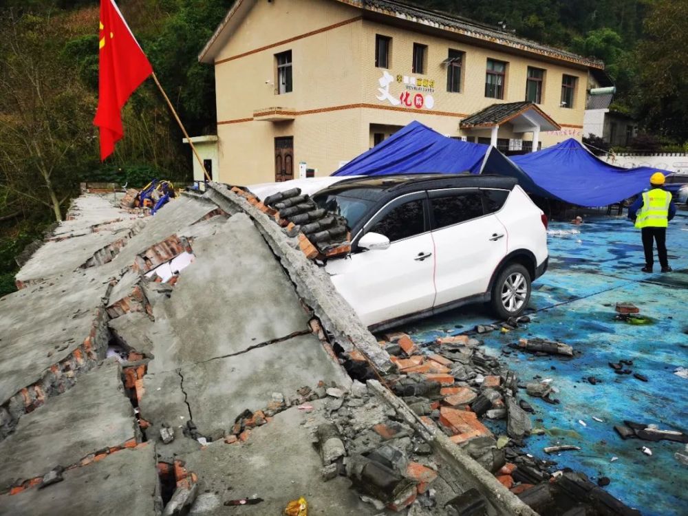 泸定地震中的电信人翻近90度陡坡目标震中