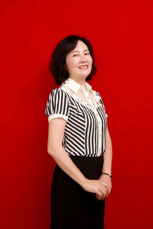 其所获荣誉也并不多,今年我省评选首届"四有"好老师,这是李晓玲为