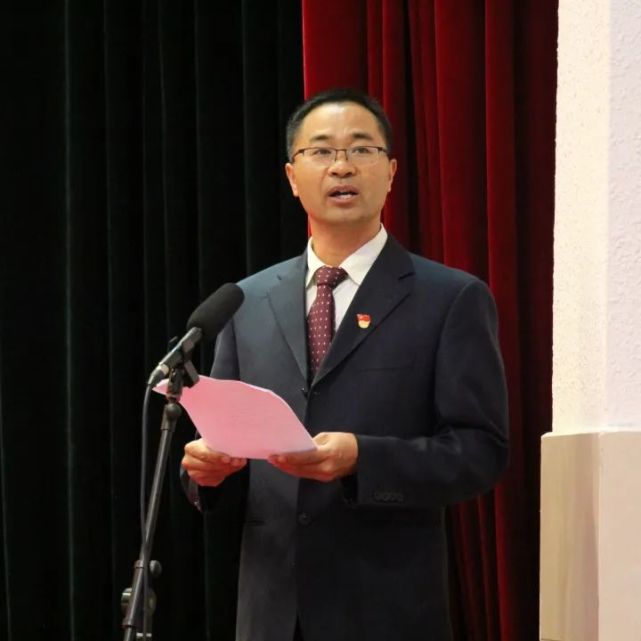 我叫刘志权,来自杨林镇兰茂一小,感谢各位领导给予我这个机会站在这里