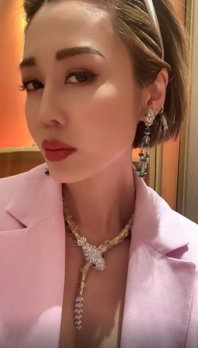 "星女郎"孙佳君定居国外,戴百万项链出镜显阔气,住豪宅太惬意